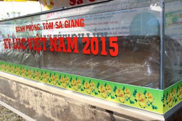Kỷ lục  đòn bánh phồng tôm lớn nhất Việt Nam